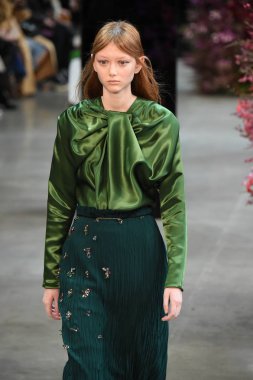 New York, Ny - Şubat 09: Manken Jason Wu sonbahar 2018 galeride giyen pist yürür ben New York'ta 9 Şubat 2018 bahar stüdyolarında. 