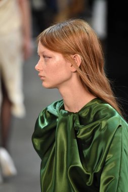 New York, Ny - Şubat 09: Manken Jason Wu sonbahar 2018 galeride giyen pist yürür ben New York'ta 9 Şubat 2018 bahar stüdyolarında. 