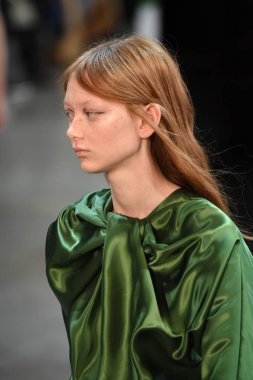 New York, Ny - Şubat 09: Manken Jason Wu sonbahar 2018 galeride giyen pist yürür ben New York'ta 9 Şubat 2018 bahar stüdyolarında. 