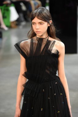 New York, Ny - Şubat 09: Manken Jason Wu sonbahar 2018 galeride giyen pist yürür ben New York'ta 9 Şubat 2018 bahar stüdyolarında. 