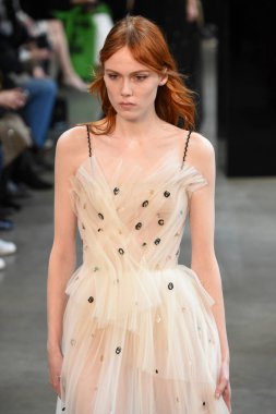 New York, Ny - Şubat 09: Manken Jason Wu sonbahar 2018 galeride giyen pist yürür ben New York'ta 9 Şubat 2018 bahar stüdyolarında. 