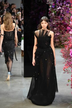 New York, Ny - Şubat 09: Manken Jason Wu sonbahar 2018 galeride giyen pist yürür ben New York'ta 9 Şubat 2018 bahar stüdyolarında. 