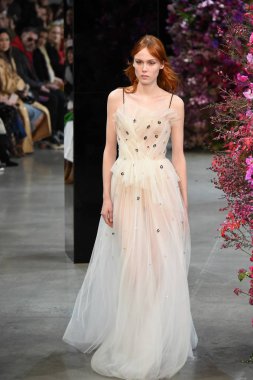 New York, Ny - Şubat 09: Manken Jason Wu sonbahar 2018 galeride giyen pist yürür ben New York'ta 9 Şubat 2018 bahar stüdyolarında. 