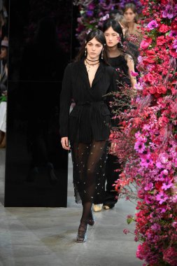 New York, Ny - Şubat 09: Modelleri yürüyüş Jason Wu sonbahar 2018 galeride giyen pist final ben New York'ta 9 Şubat 2018 bahar stüdyolarında. 