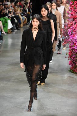 New York, Ny - Şubat 09: Modelleri yürüyüş Jason Wu sonbahar 2018 galeride giyen pist final ben New York'ta 9 Şubat 2018 bahar stüdyolarında. 