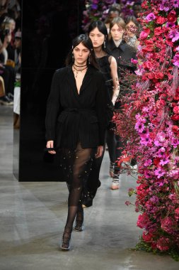 New York, Ny - Şubat 09: Modelleri yürüyüş Jason Wu sonbahar 2018 galeride giyen pist final ben New York'ta 9 Şubat 2018 bahar stüdyolarında. 