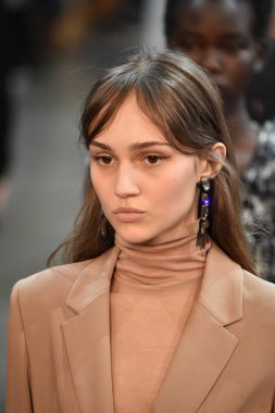 New York, Ny - Şubat 09: Modelleri yürüyüş Jason Wu sonbahar 2018 galeride giyen pist final ben New York'ta 9 Şubat 2018 bahar stüdyolarında. 