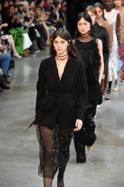 New York, Ny - Şubat 09: Modelleri yürüyüş Jason Wu sonbahar 2018 galeride giyen pist final ben New York'ta 9 Şubat 2018 bahar stüdyolarında. 