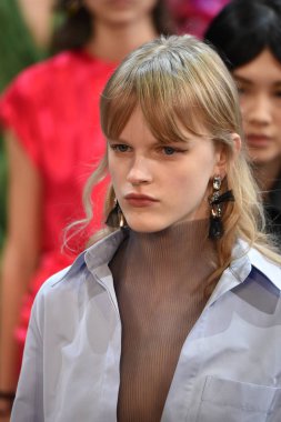 New York, Ny - Şubat 09: Modelleri yürüyüş Jason Wu sonbahar 2018 galeride giyen pist final ben New York'ta 9 Şubat 2018 bahar stüdyolarında. 