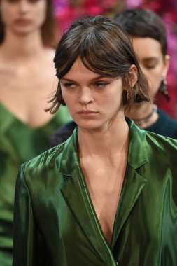 New York, Ny - Şubat 09: Modelleri yürüyüş Jason Wu sonbahar 2018 galeride giyen pist final ben New York'ta 9 Şubat 2018 bahar stüdyolarında. 