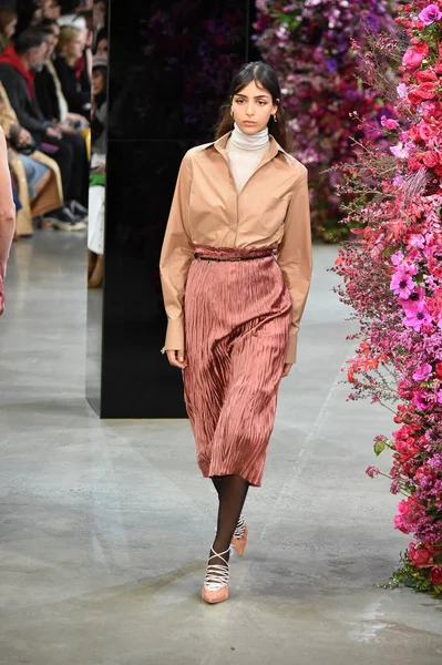 New York, Ny - Şubat 09: Manken Jason Wu sonbahar 2018 galeride giyen pist yürür ben New York'ta 9 Şubat 2018 bahar stüdyolarında. 