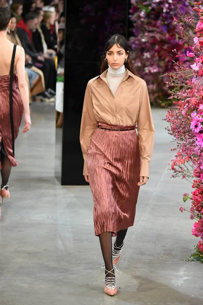 New York, Ny - Şubat 09: Manken Jason Wu sonbahar 2018 galeride giyen pist yürür ben New York'ta 9 Şubat 2018 bahar stüdyolarında. 