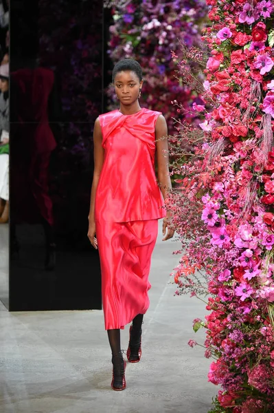 New York, Ny - Şubat 09: Manken Jason Wu sonbahar 2018 galeride giyen pist yürür ben New York'ta 9 Şubat 2018 bahar stüdyolarında. 