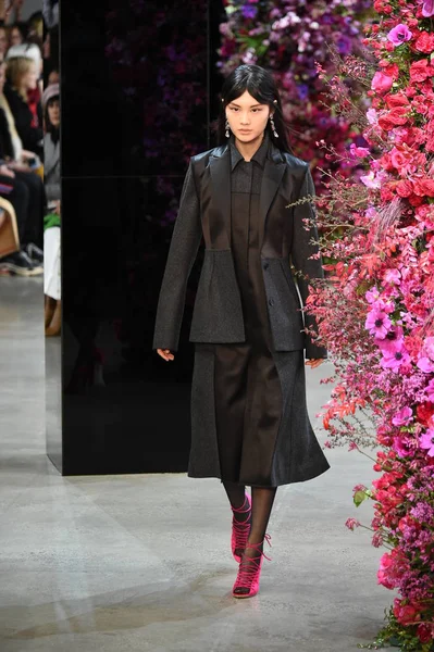 New York, Ny - Şubat 09: Manken Jason Wu sonbahar 2018 galeride giyen pist yürür ben New York'ta 9 Şubat 2018 bahar stüdyolarında. 