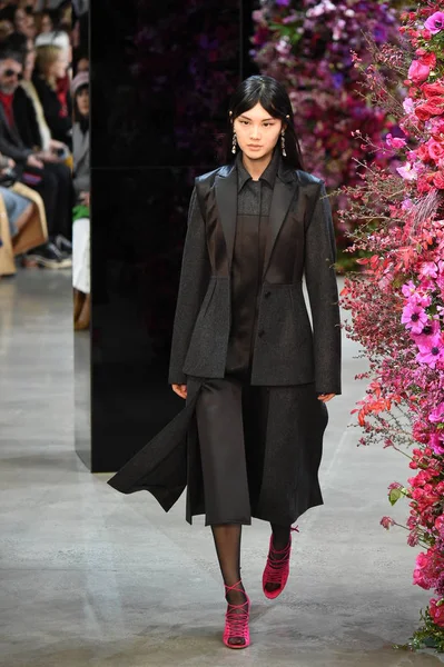 New York, Ny - Şubat 09: Manken Jason Wu sonbahar 2018 galeride giyen pist yürür ben New York'ta 9 Şubat 2018 bahar stüdyolarında. 