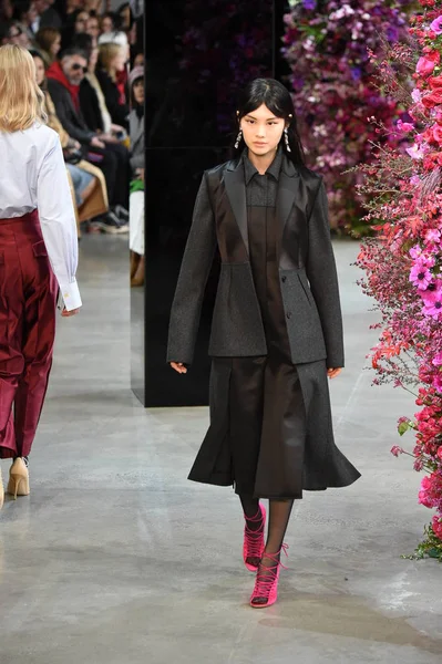 New York, Ny - Şubat 09: Manken Jason Wu sonbahar 2018 galeride giyen pist yürür ben New York'ta 9 Şubat 2018 bahar stüdyolarında. 