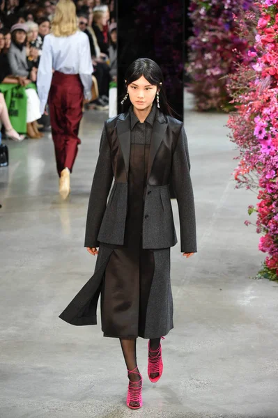 New York, Ny - Şubat 09: Manken Jason Wu sonbahar 2018 galeride giyen pist yürür ben New York'ta 9 Şubat 2018 bahar stüdyolarında. 