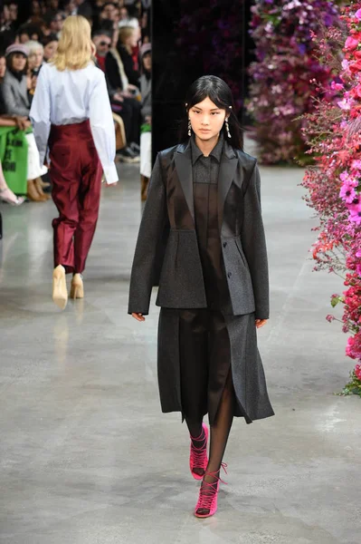 New York, Ny - Şubat 09: Manken Jason Wu sonbahar 2018 galeride giyen pist yürür ben New York'ta 9 Şubat 2018 bahar stüdyolarında. 