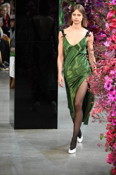 New York, Ny - Şubat 09: Manken Jason Wu sonbahar 2018 galeride giyen pist yürür ben New York'ta 9 Şubat 2018 bahar stüdyolarında. 