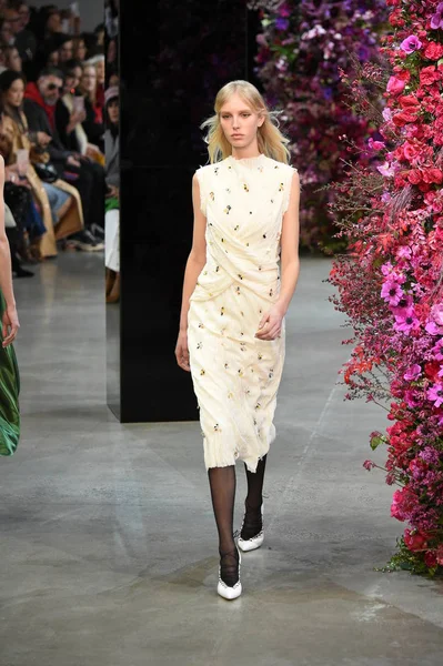 New York, Ny - Şubat 09: Manken Jason Wu sonbahar 2018 galeride giyen pist yürür ben New York'ta 9 Şubat 2018 bahar stüdyolarında. 