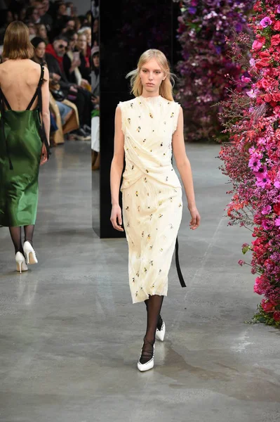 New York, Ny - Şubat 09: Manken Jason Wu sonbahar 2018 galeride giyen pist yürür ben New York'ta 9 Şubat 2018 bahar stüdyolarında. 