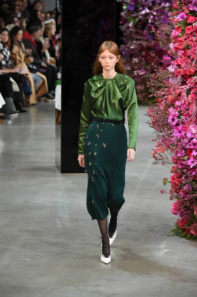 New York, Ny - Şubat 09: Manken Jason Wu sonbahar 2018 galeride giyen pist yürür ben New York'ta 9 Şubat 2018 bahar stüdyolarında. 