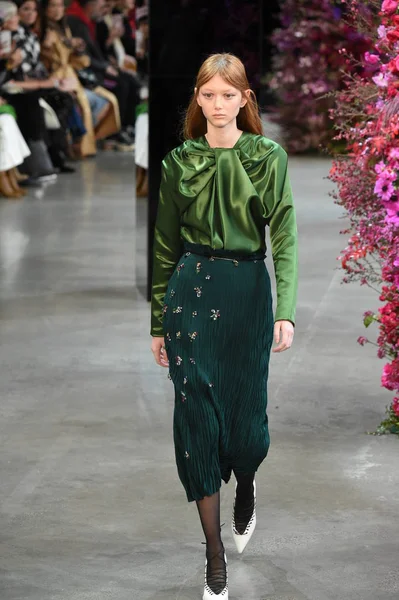 New York, Ny - Şubat 09: Manken Jason Wu sonbahar 2018 galeride giyen pist yürür ben New York'ta 9 Şubat 2018 bahar stüdyolarında. 