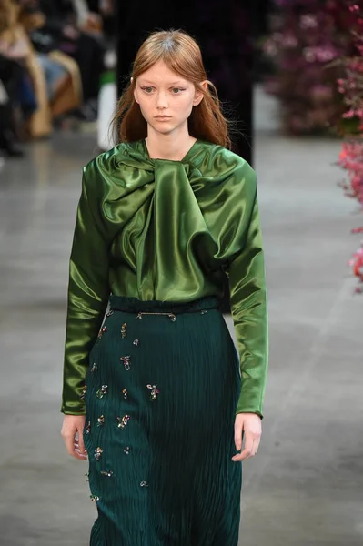 New York, Ny - Şubat 09: Manken Jason Wu sonbahar 2018 galeride giyen pist yürür ben New York'ta 9 Şubat 2018 bahar stüdyolarında. 