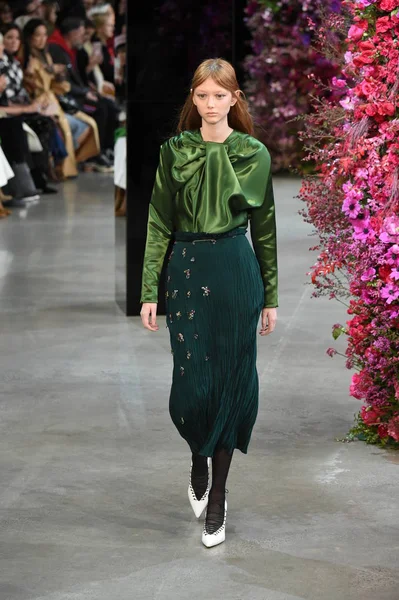 New York, Ny - Şubat 09: Manken Jason Wu sonbahar 2018 galeride giyen pist yürür ben New York'ta 9 Şubat 2018 bahar stüdyolarında. 