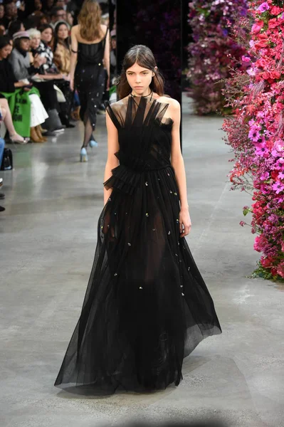 New York, Ny - Şubat 09: Manken Jason Wu sonbahar 2018 galeride giyen pist yürür ben New York'ta 9 Şubat 2018 bahar stüdyolarında. 