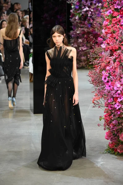 New York, Ny - Şubat 09: Manken Jason Wu sonbahar 2018 galeride giyen pist yürür ben New York'ta 9 Şubat 2018 bahar stüdyolarında. 