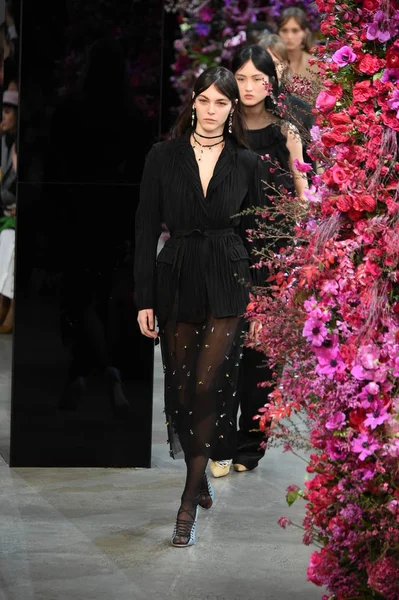 New York, Ny - Şubat 09: Modelleri yürüyüş Jason Wu sonbahar 2018 galeride giyen pist final ben New York'ta 9 Şubat 2018 bahar stüdyolarında. 