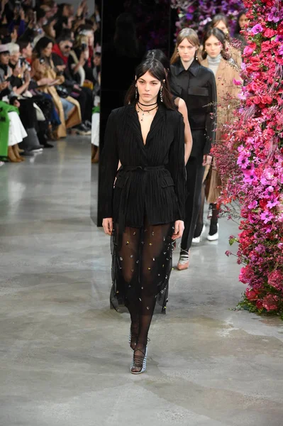 New York, Ny - Şubat 09: Modelleri yürüyüş Jason Wu sonbahar 2018 galeride giyen pist final ben New York'ta 9 Şubat 2018 bahar stüdyolarında. 