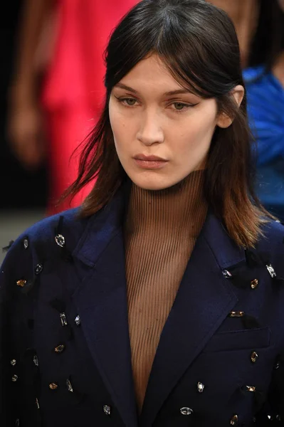 New York Février Bella Hadid Parcourt Finale Piste Portant Jason — Photo