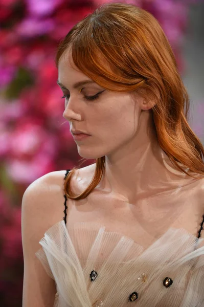 New York, Ny - Şubat 09: Modelleri yürüyüş Jason Wu sonbahar 2018 galeride giyen pist final ben New York'ta 9 Şubat 2018 bahar stüdyolarında. 