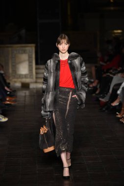 New York, Ny - 12 Şubat: Dennis Basso sırasında pist göster: New York City New York moda haftası St Bartholomew's Kilisesi Şubat 2018 üzerinde 12 Şubat 2018 kapsamında bir model yürür. 