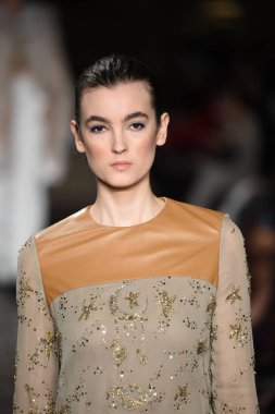 New York, Ny - 12 Şubat: Dennis Basso sırasında pist göster: New York City New York moda haftası St Bartholomew's Kilisesi Şubat 2018 üzerinde 12 Şubat 2018 kapsamında bir model yürür. 