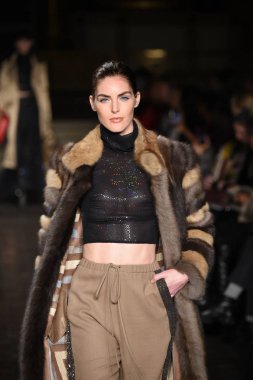 New York, Ny - 12 Şubat: Dennis Basso sırasında pist göster: New York City New York moda haftası St Bartholomew's Kilisesi Şubat 2018 üzerinde 12 Şubat 2018 kapsamında bir model yürür. 