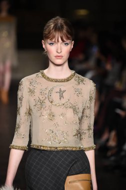 New York, Ny - 12 Şubat: Dennis Basso sırasında pist göster: New York City New York moda haftası St Bartholomew's Kilisesi Şubat 2018 üzerinde 12 Şubat 2018 kapsamında bir model yürür. 