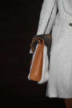 New York, Ny - 12 Şubat: Dennis Basso sırasında pist göster: New York City New York moda haftası St Bartholomew's Kilisesi Şubat 2018 üzerinde 12 Şubat 2018 kapsamında bir model yürür. 