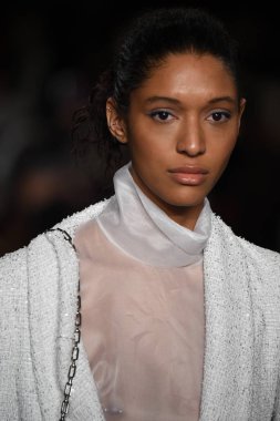 New York, Ny - 12 Şubat: Dennis Basso sırasında pist göster: New York City New York moda haftası St Bartholomew's Kilisesi Şubat 2018 üzerinde 12 Şubat 2018 kapsamında bir model yürür. 