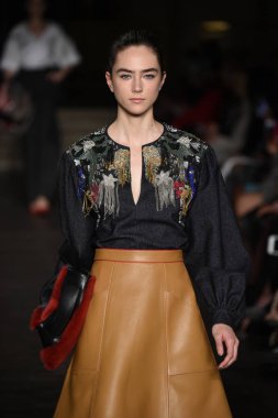 New York, Ny - 12 Şubat: Dennis Basso sırasında pist göster: New York City New York moda haftası St Bartholomew's Kilisesi Şubat 2018 üzerinde 12 Şubat 2018 kapsamında bir model yürür. 