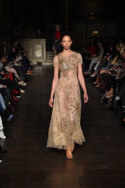 New York, Ny - 12 Şubat: Dennis Basso sırasında pist göster: New York City New York moda haftası St Bartholomew's Kilisesi Şubat 2018 üzerinde 12 Şubat 2018 kapsamında bir model yürür. 