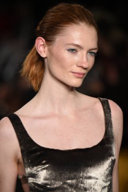 New York, Ny - 12 Şubat: Dennis Basso sırasında pist göster: New York City New York moda haftası St Bartholomew's Kilisesi Şubat 2018 üzerinde 12 Şubat 2018 kapsamında bir model yürür. 