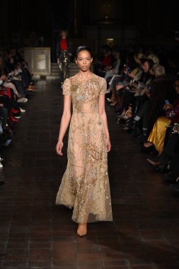 New York, Ny - 12 Şubat: Dennis Basso sırasında pist göster: New York City New York moda haftası St Bartholomew's Kilisesi Şubat 2018 üzerinde 12 Şubat 2018 kapsamında bir model yürür. 