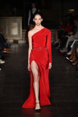 New York, Ny - 12 Şubat: Dennis Basso sırasında pist göster: New York City New York moda haftası St Bartholomew's Kilisesi Şubat 2018 üzerinde 12 Şubat 2018 kapsamında bir model yürür. 