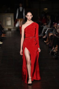 New York, Ny - 12 Şubat: Dennis Basso sırasında pist göster: New York City New York moda haftası St Bartholomew's Kilisesi Şubat 2018 üzerinde 12 Şubat 2018 kapsamında bir model yürür. 