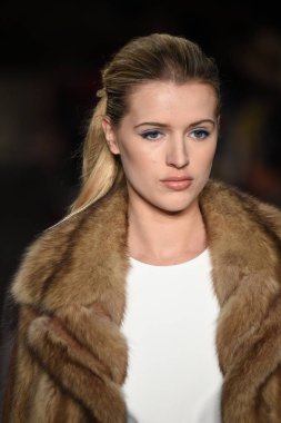 New York, Ny - 12 Şubat: Dennis Basso sırasında pist göster: New York City New York moda haftası St Bartholomew's Kilisesi Şubat 2018 üzerinde 12 Şubat 2018 kapsamında bir model yürür. 