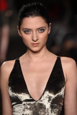 New York, Ny - 12 Şubat: Dennis Basso sırasında pist göster: New York City New York moda haftası St Bartholomew's Kilisesi Şubat 2018 üzerinde 12 Şubat 2018 kapsamında bir model yürür. 
