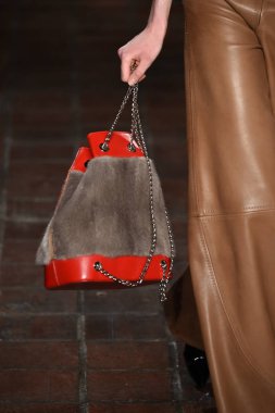 New York, Ny - 12 Şubat: Dennis Basso sırasında pist göster: New York City New York moda haftası St Bartholomew's Kilisesi Şubat 2018 üzerinde 12 Şubat 2018 kapsamında bir model yürür. 